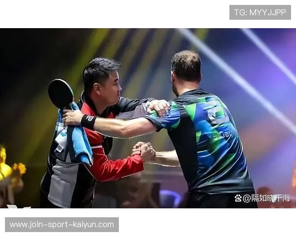 对手摔倒仍扶起他，全场一片掌声